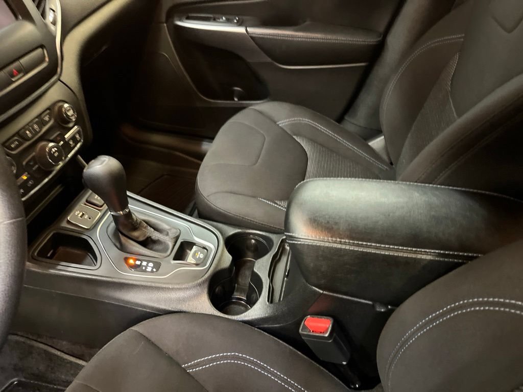 Used 2019 Jeep Cherokee Latitude w/ Popular Appearance Group FWD image 14