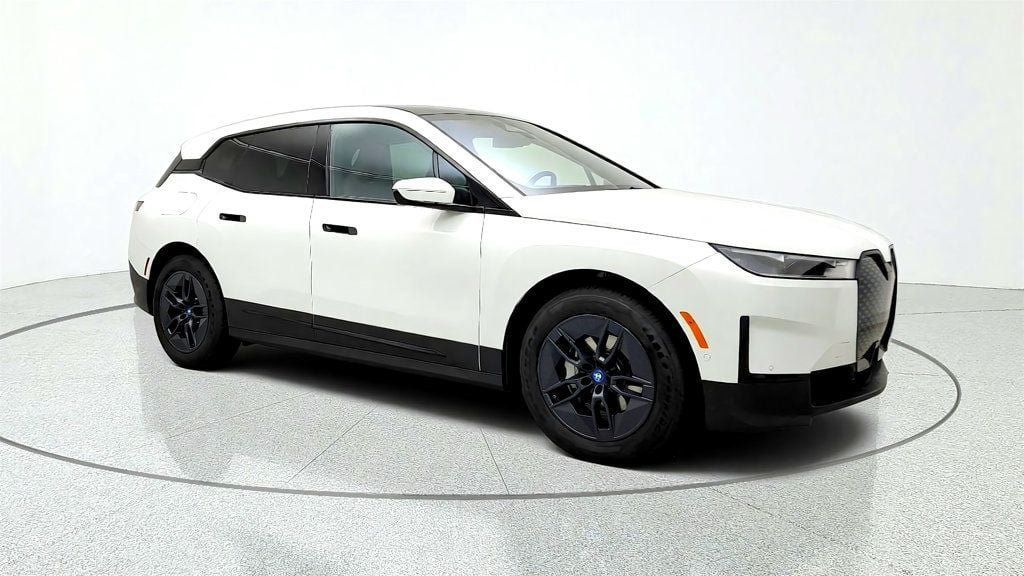 Used 2025 BMW iX xDrive50 AWD/4WD image 3