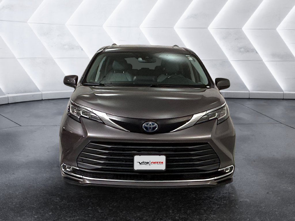 Used 2021 Toyota Sienna XLE AWD/4WD image 2