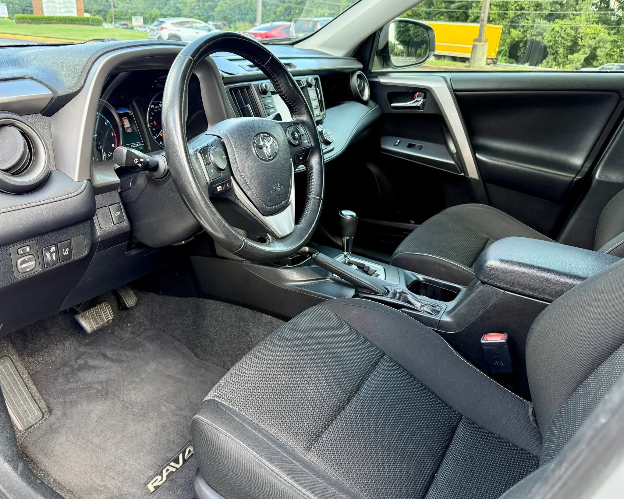 Used 2018 Toyota RAV4 XLE FWD image 10