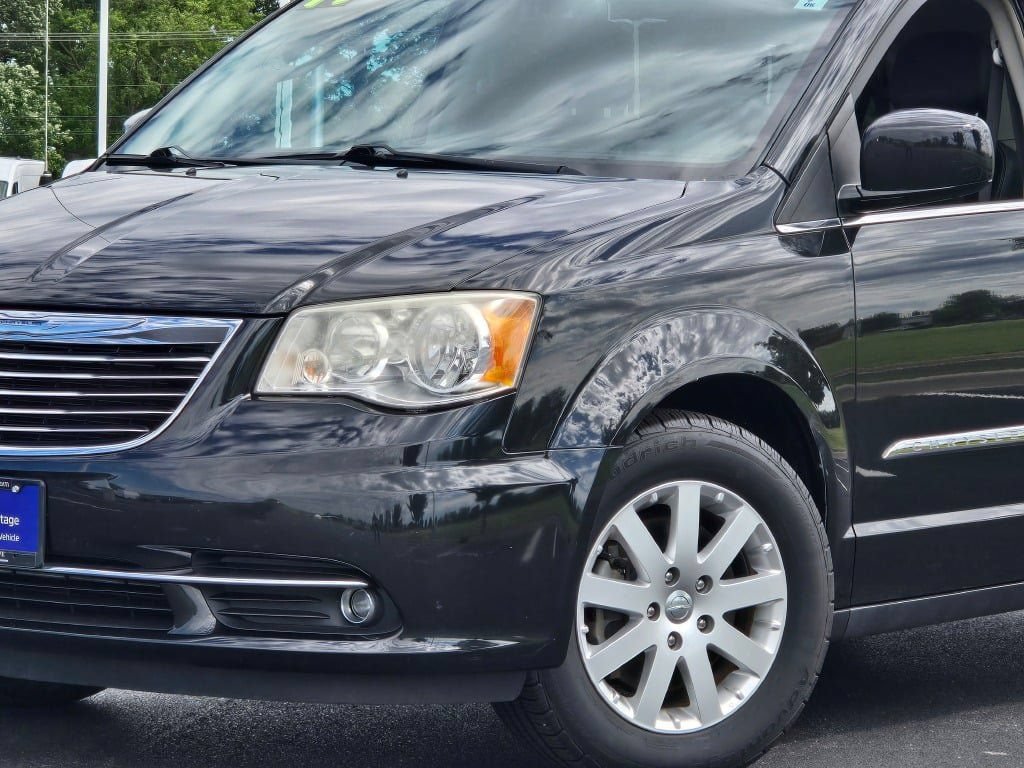 Used 2014 Chrysler Town & Country Touring FWD image 2