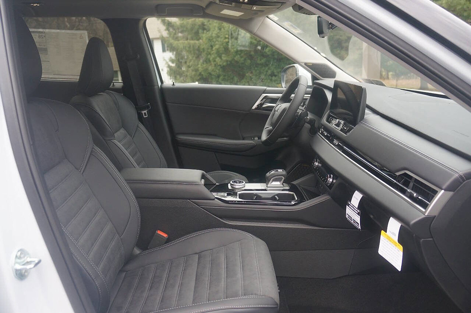 New 2025 Mitsubishi Outlander SE image 21