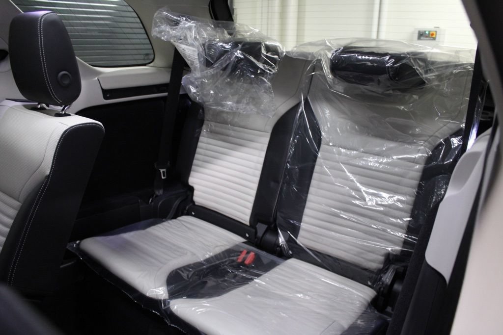 Used 2025 Land Rover Discovery Metropolitan Edition AWD/4WD image 40