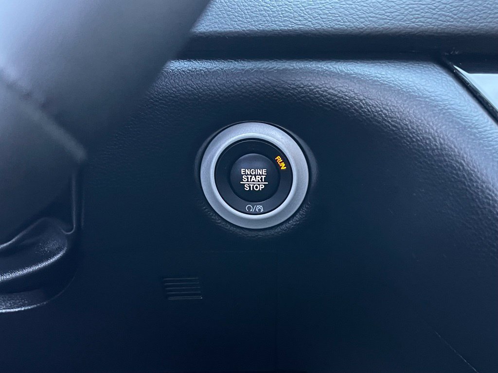 Used 2025 Chrysler Pacifica Select FWD image 28