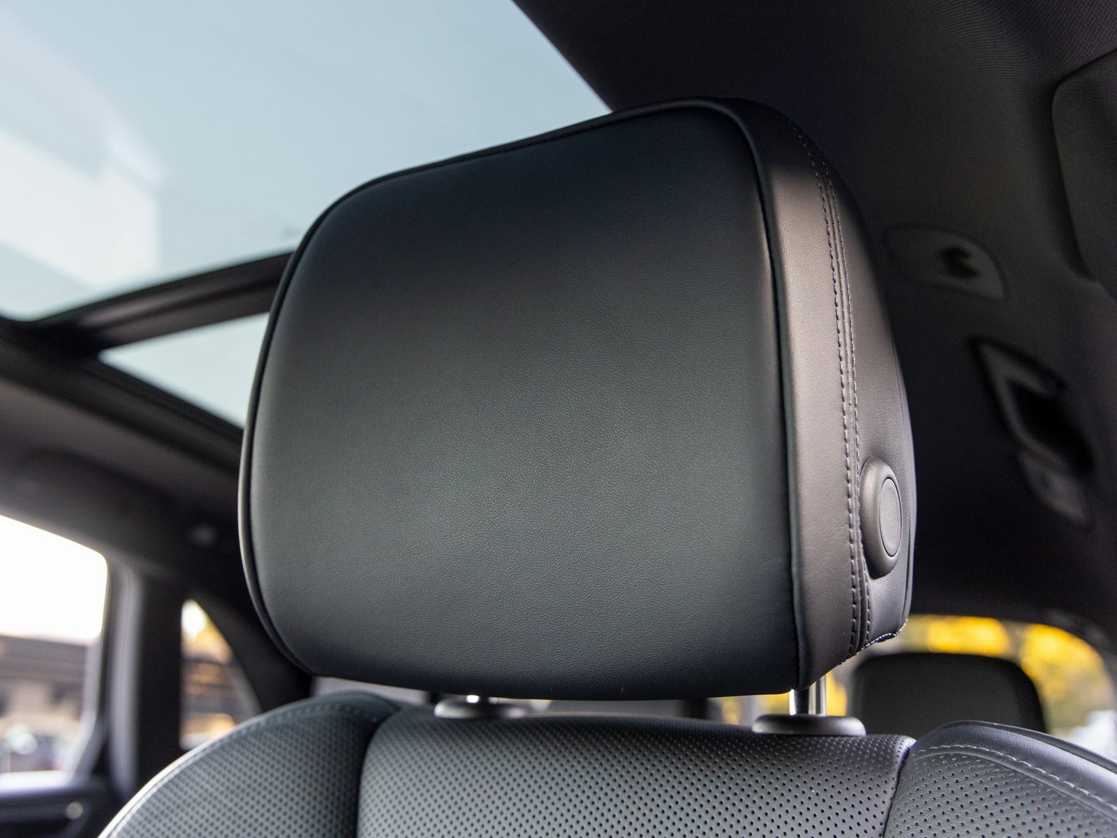 Certified 2025 Porsche Macan image 28