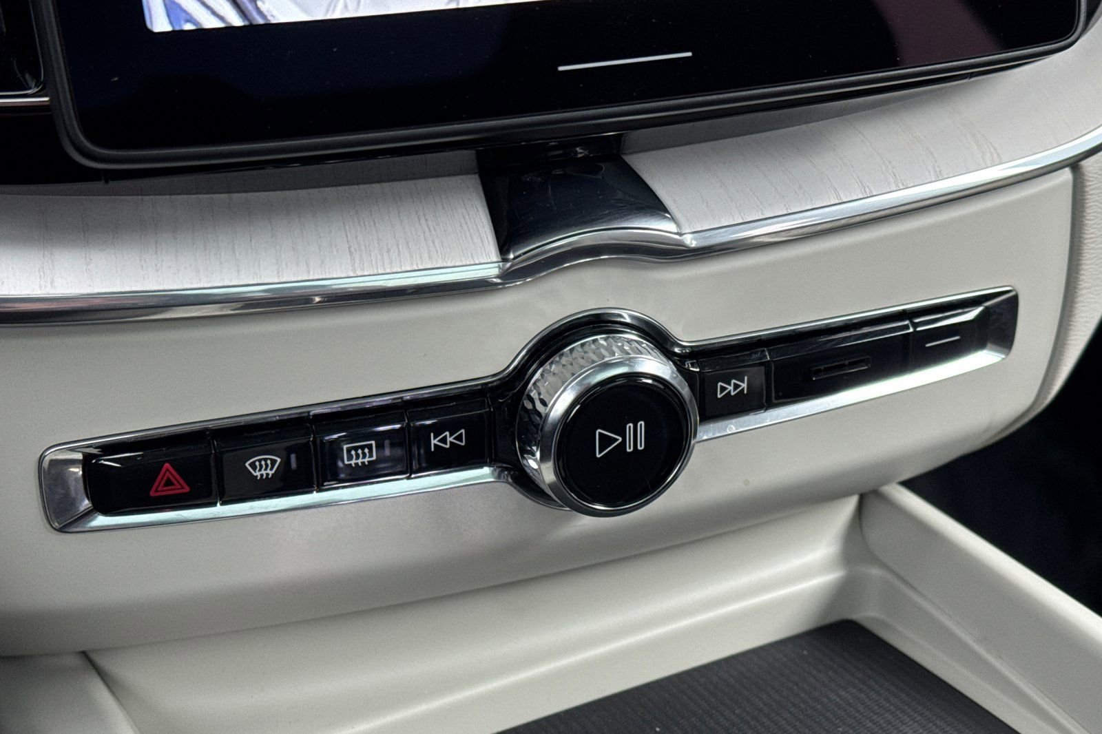 Used 2026 Volvo XC60 B5 Ultra w/ Protection Package Premier image 24