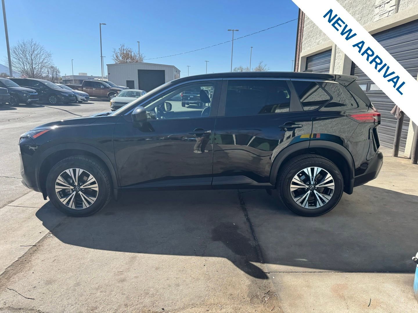 Used 2023 Nissan Rogue SV image 4