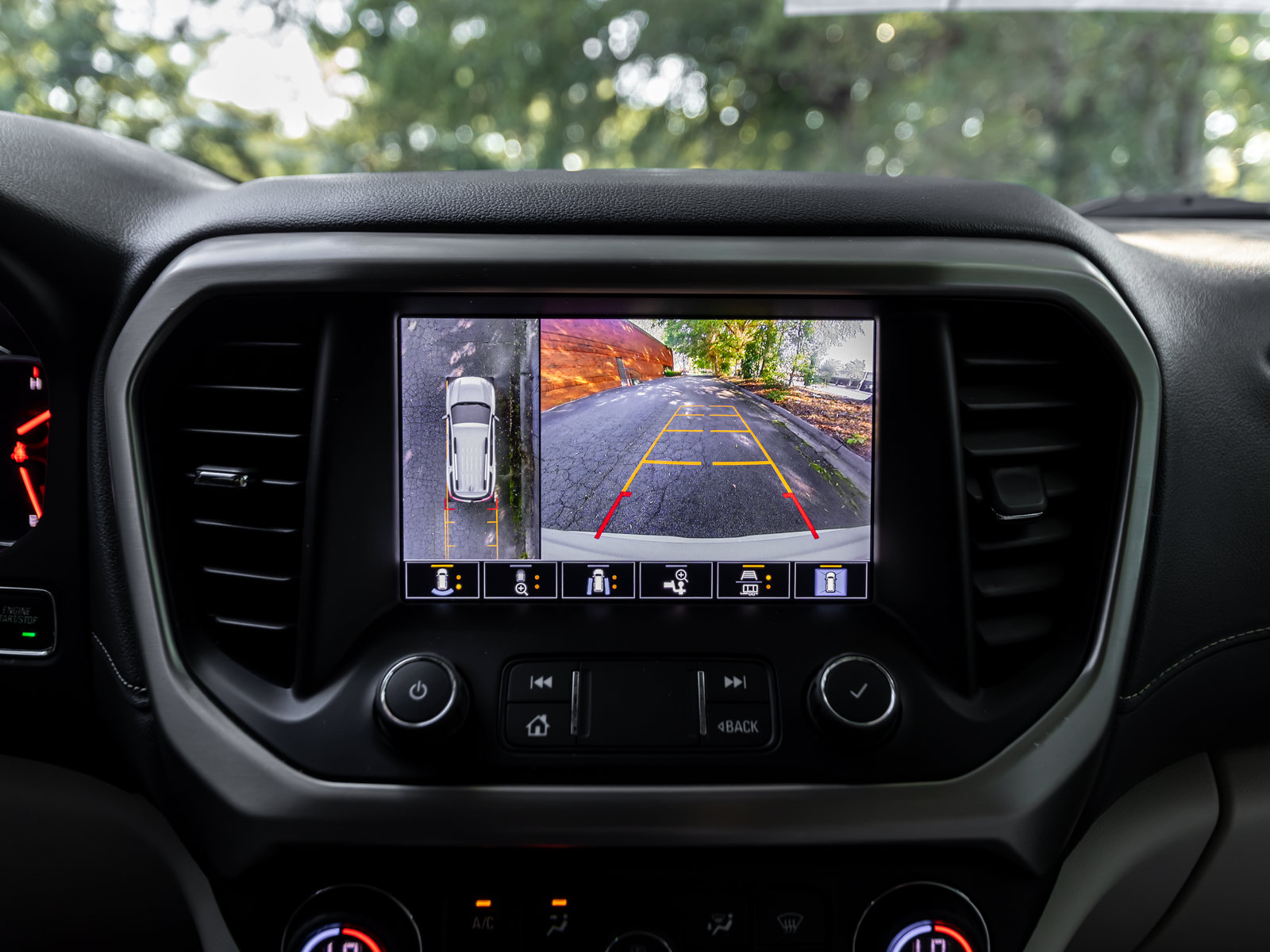 Used 2021 GMC Acadia Denali w/ Denali Technology Package FWD image 9