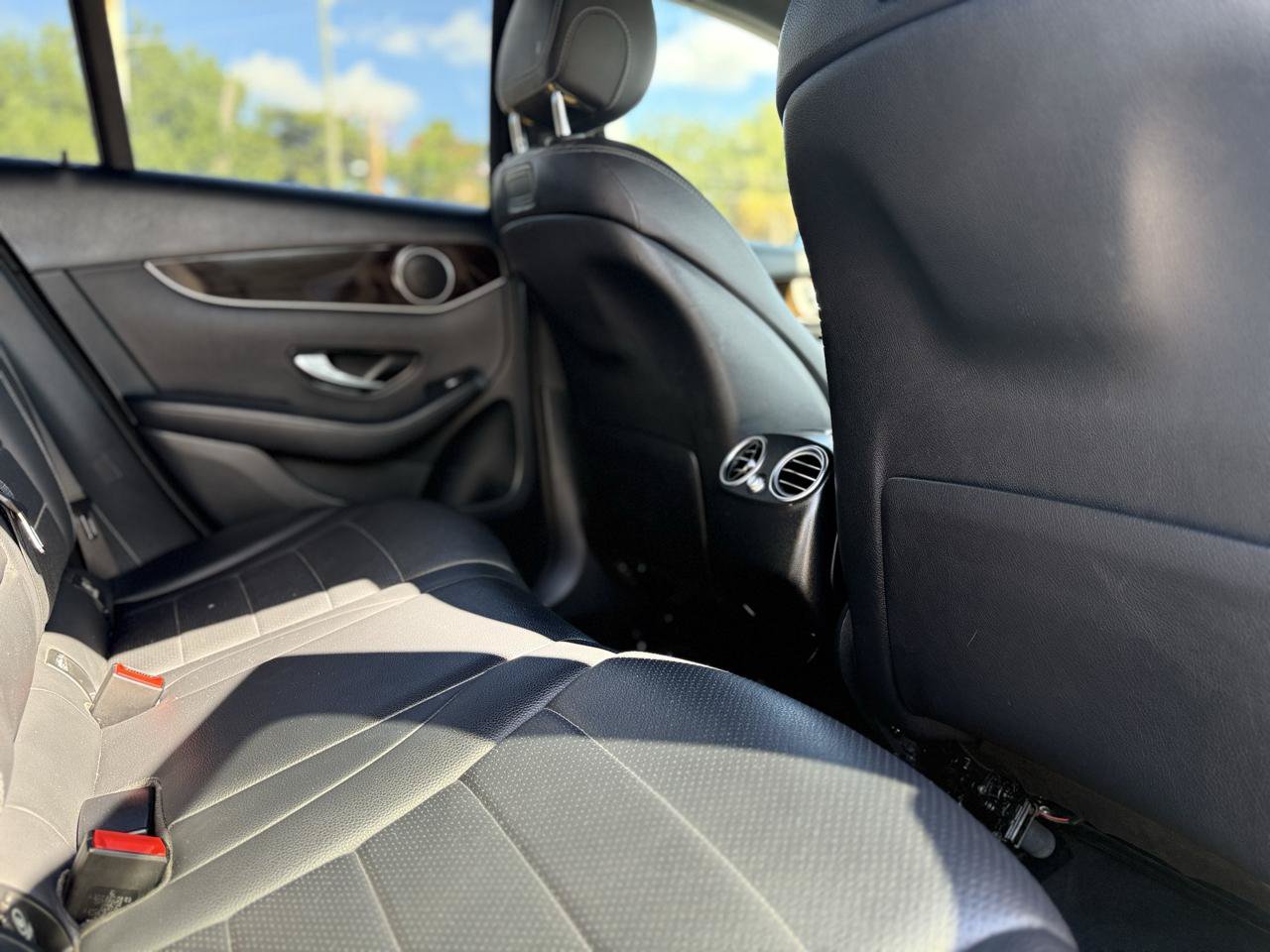 Used 2019 Mercedes-Benz GLC 300 w/ Premium Package image 39