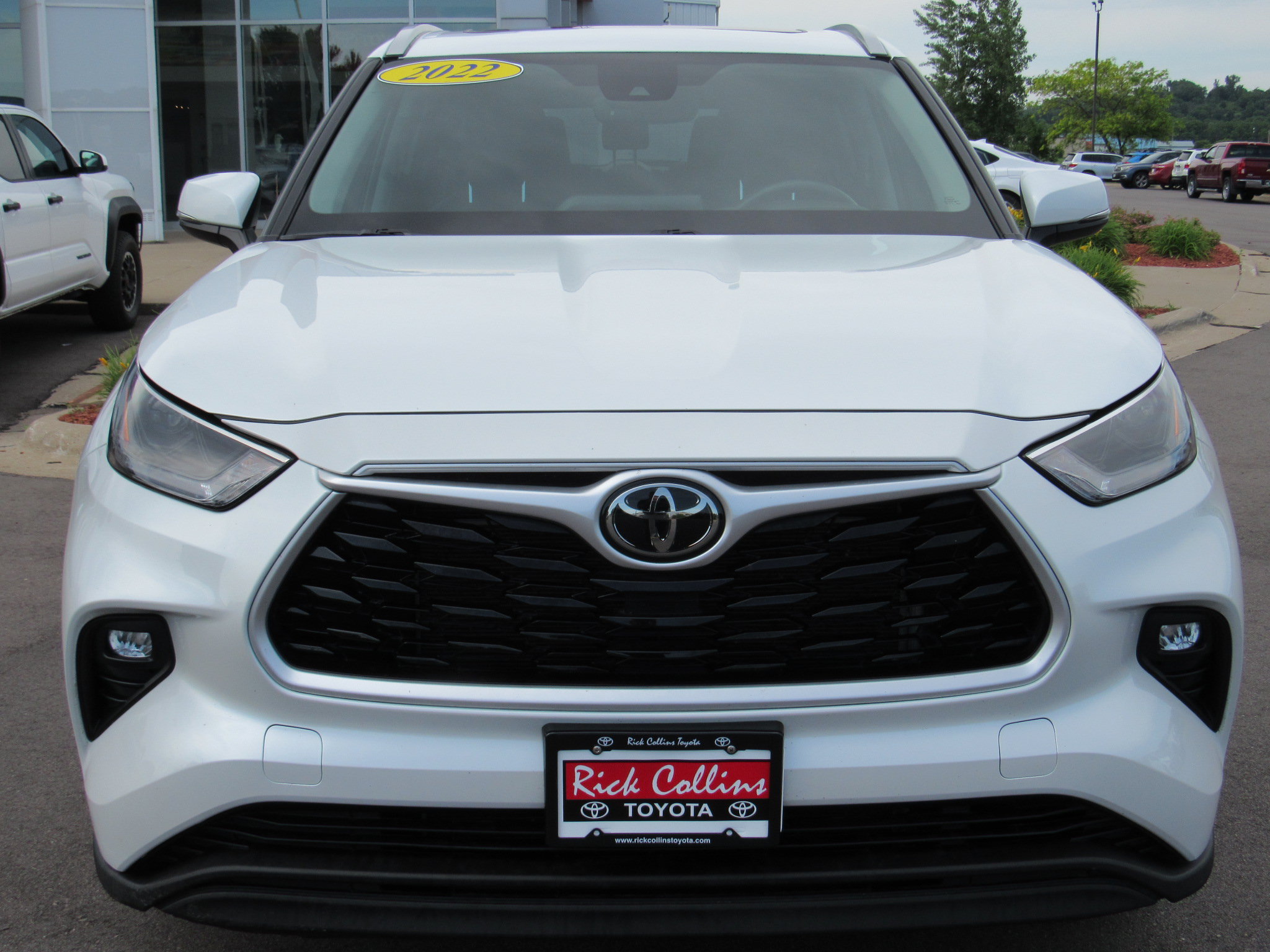 Used 2022 Toyota Highlander XLE AWD/4WD image 3