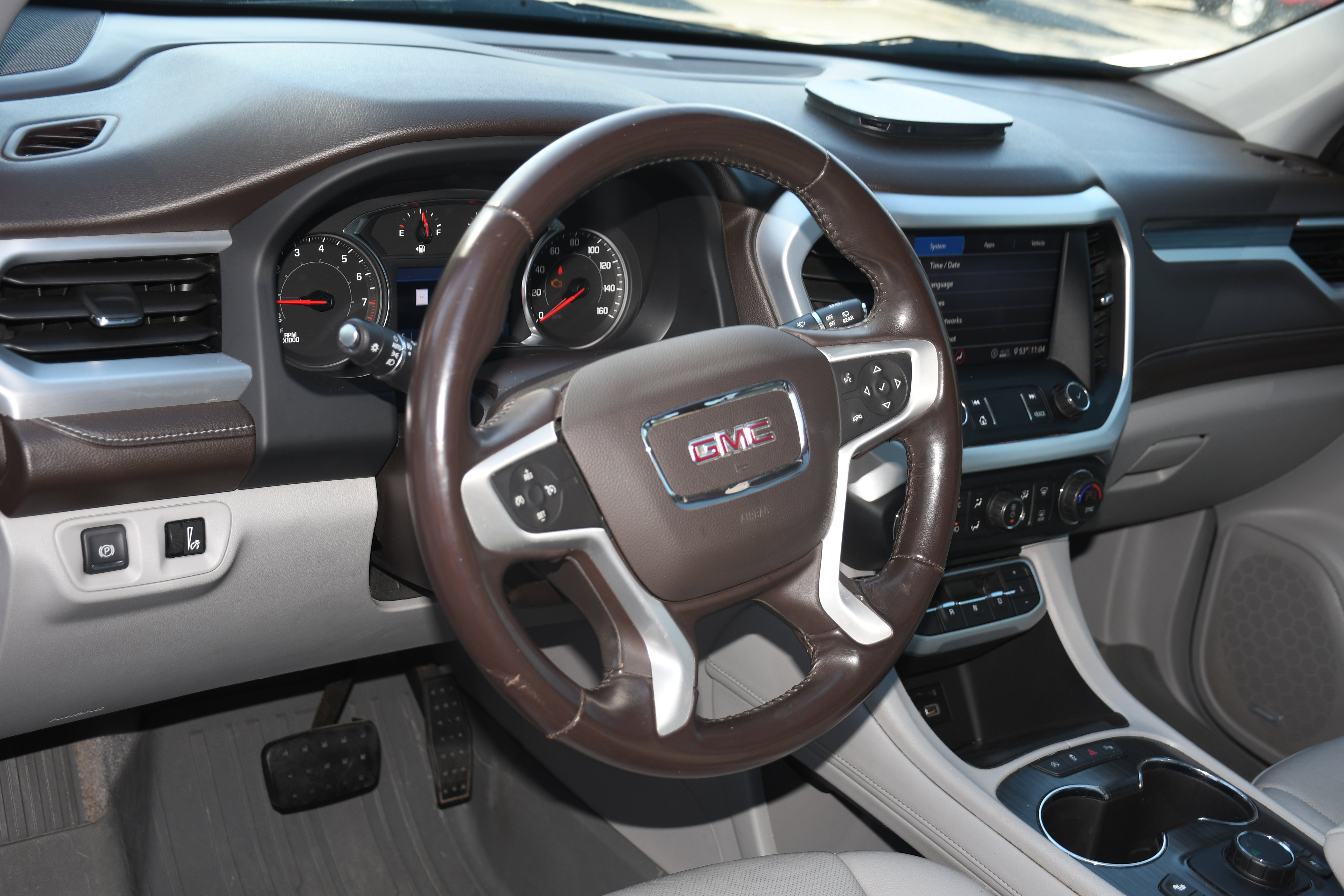 Used 2020 GMC Acadia SLT w/ Premium Package image 9