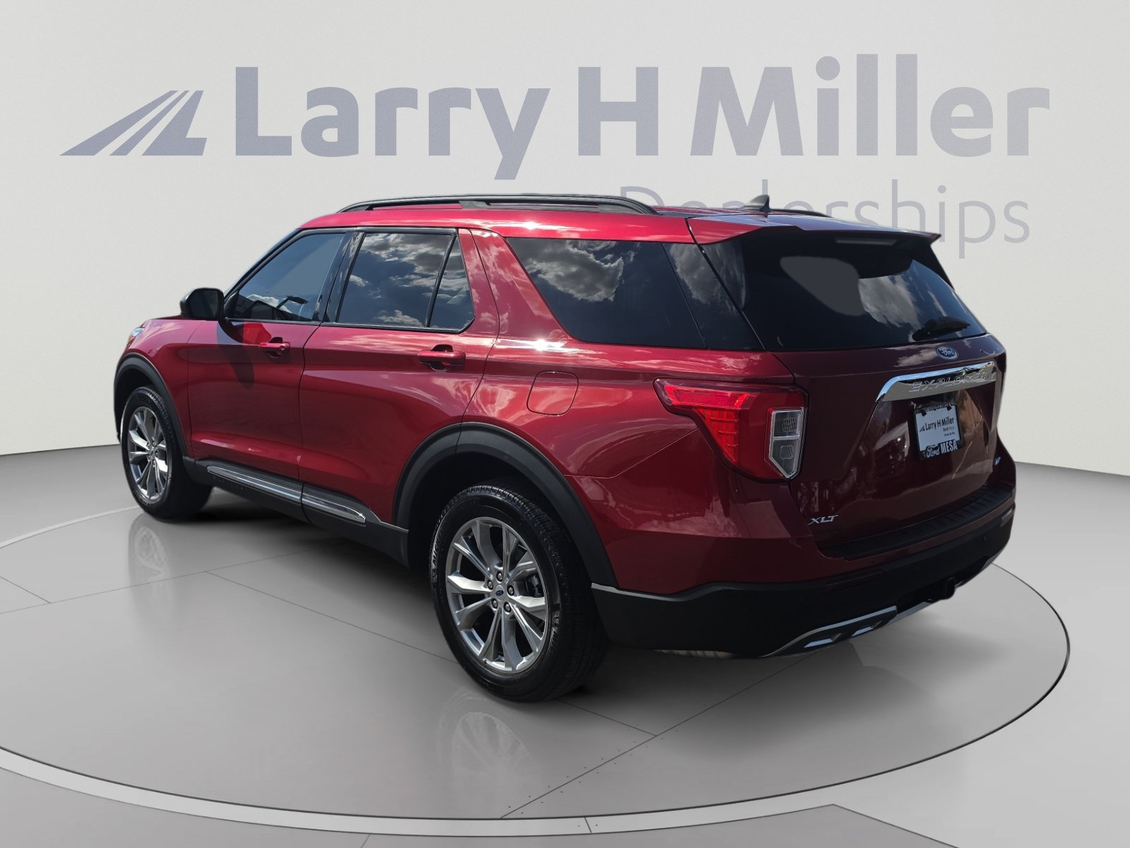 Certified 2023 Ford Explorer XLT w/ Equipment Group 202A AWD/4WD image 3