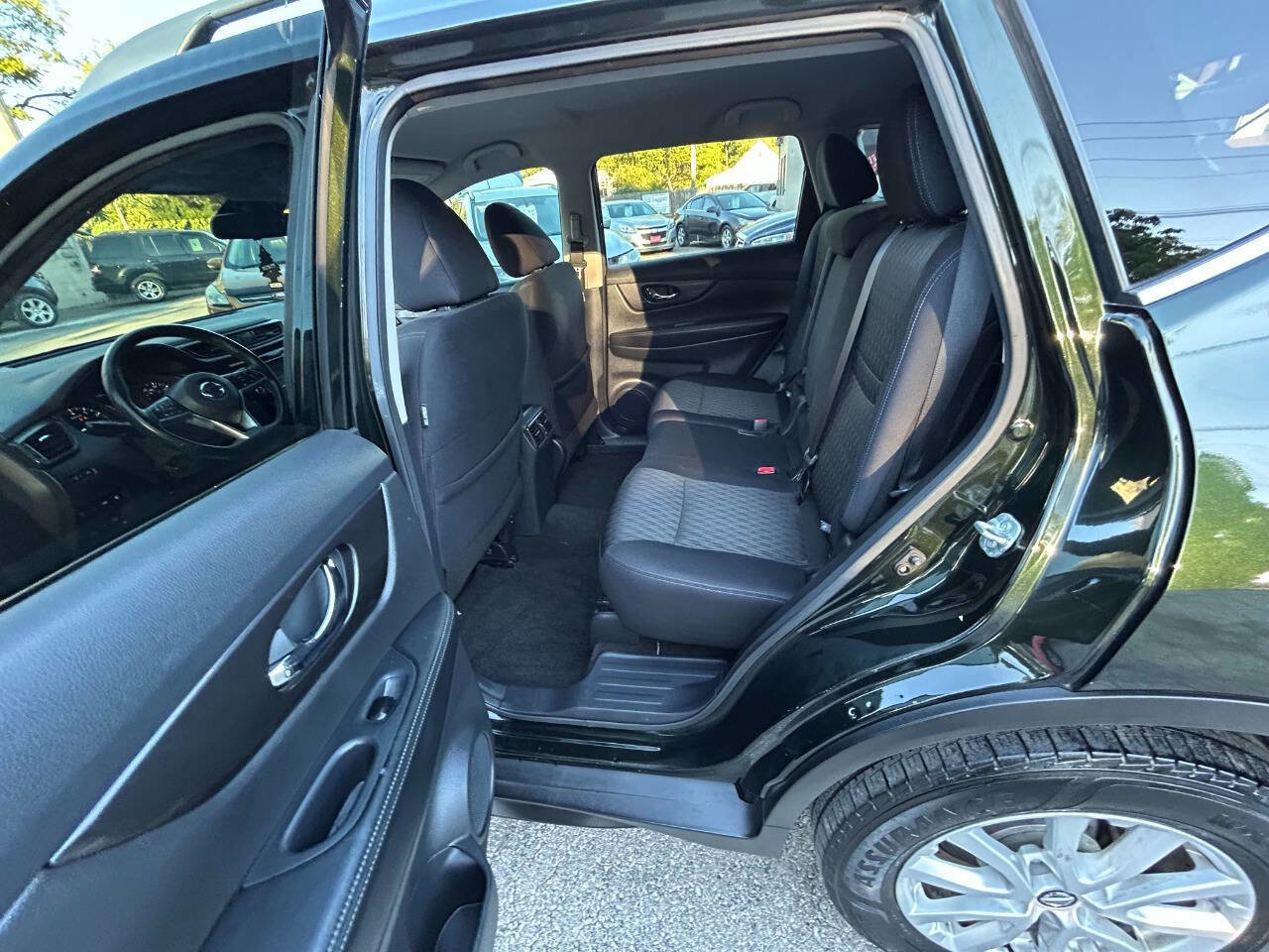 Used 2020 Nissan Rogue SV image 9