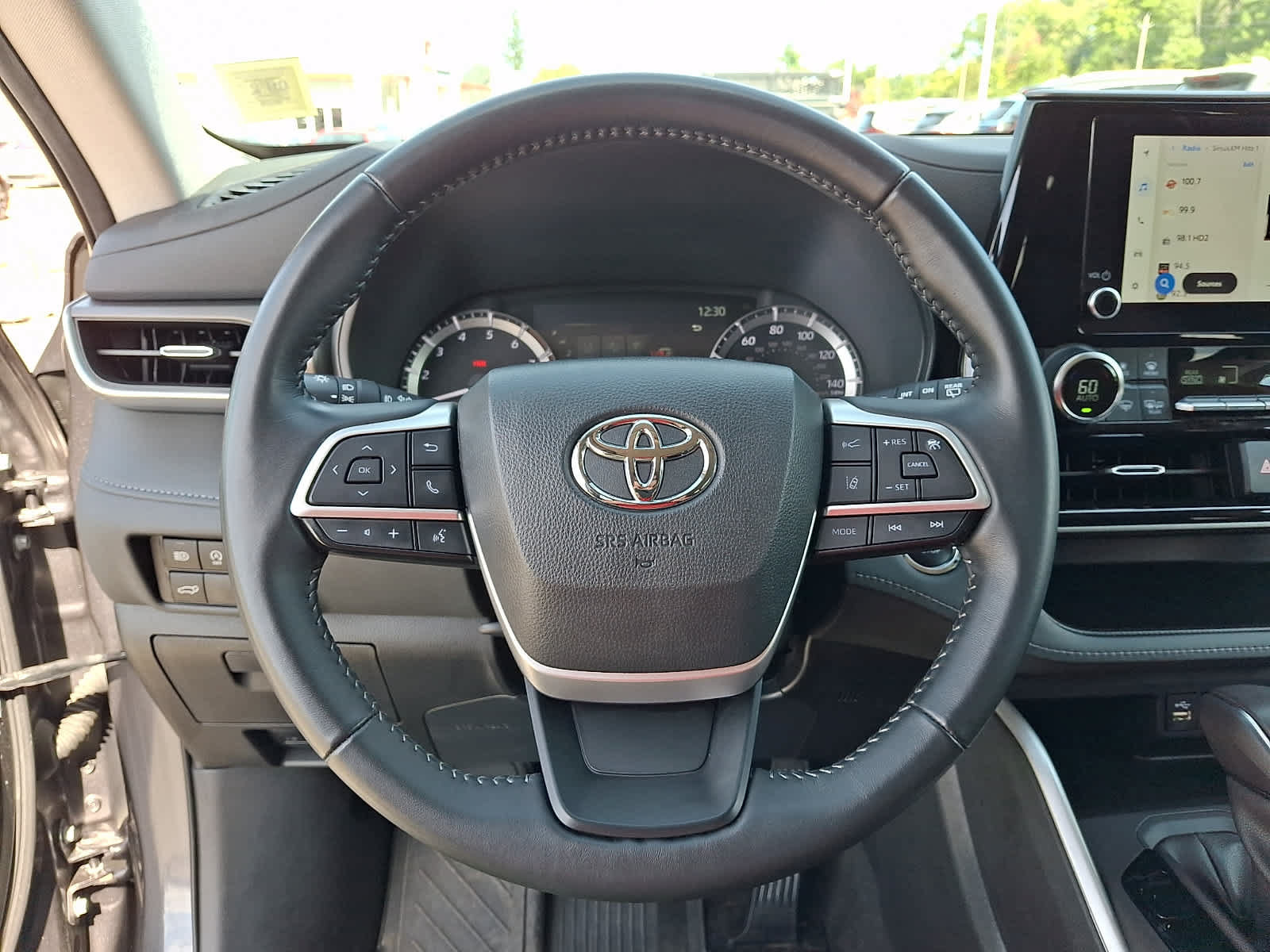 Used 2023 Toyota Highlander LE AWD/4WD image 23