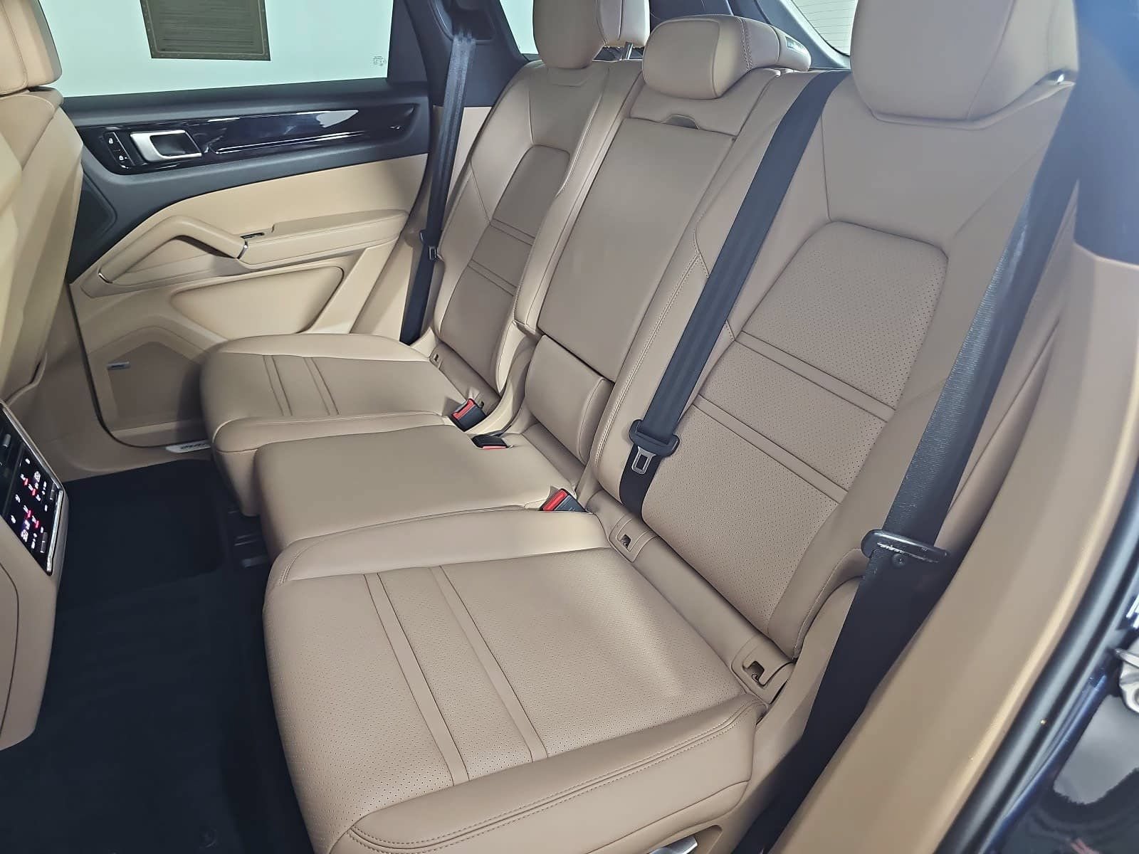 Used 2019 Porsche Cayenne w/ Premium Plus Package AWD/4WD image 14
