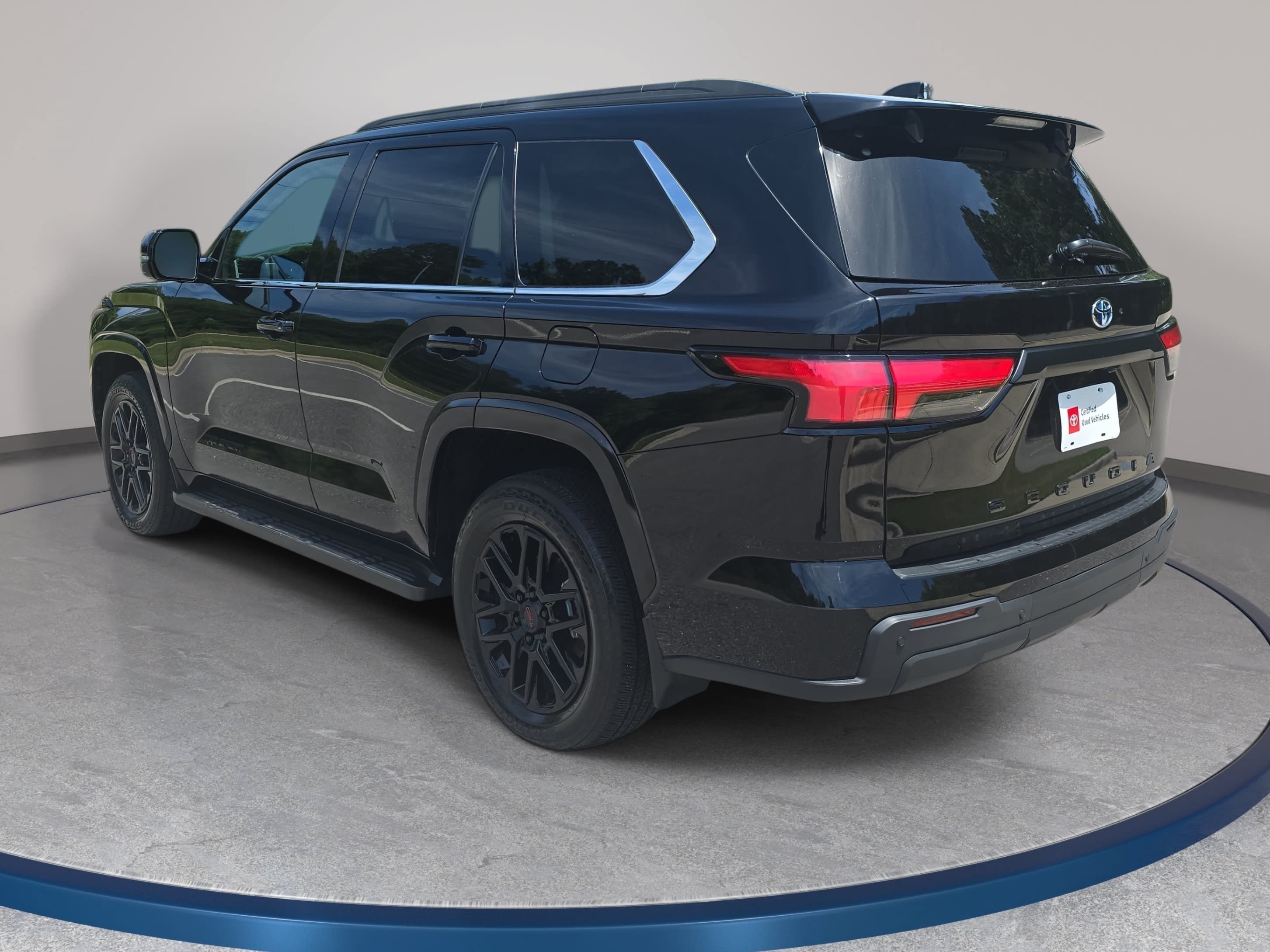 Used 2023 Toyota Sequoia SR5 w/ SR5 Premium Package RWD image 7