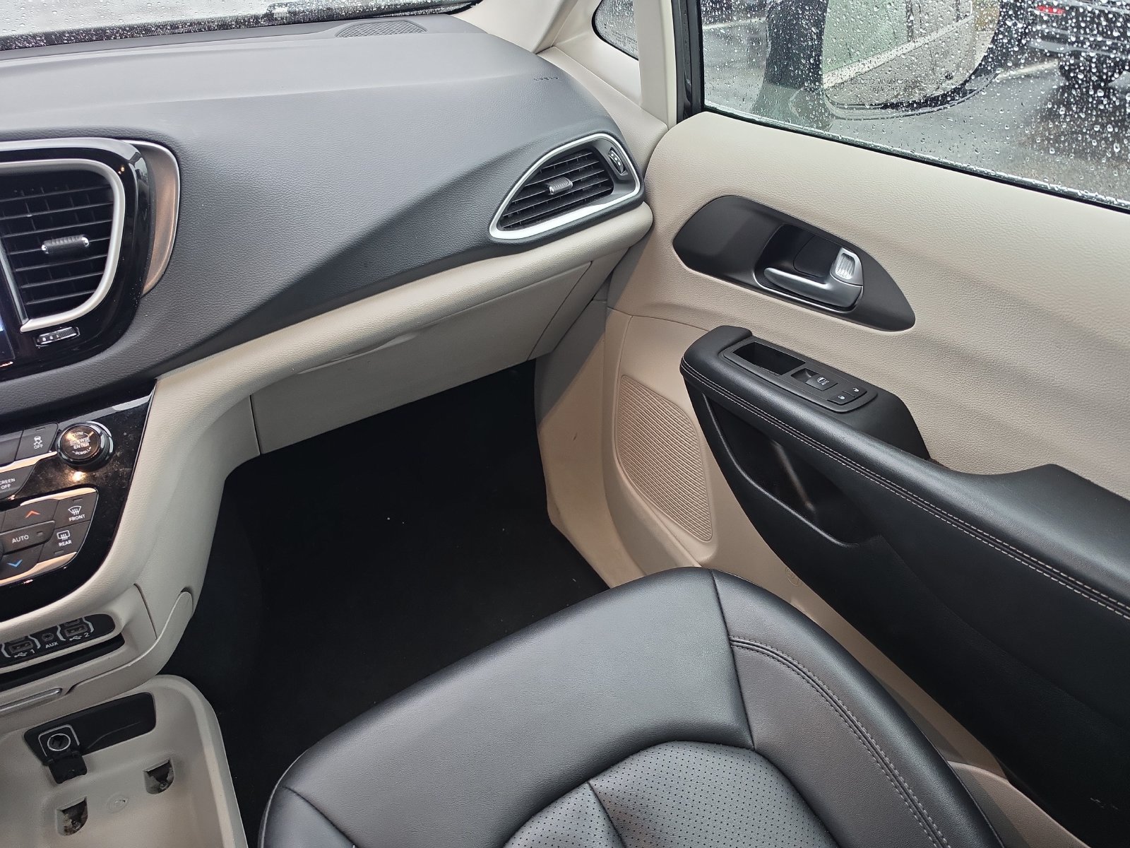 Used 2024 Chrysler Pacifica Touring-L FWD image 12