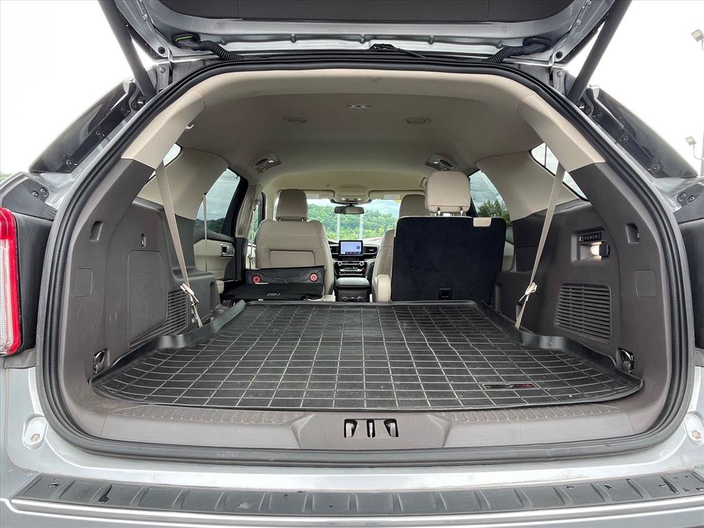 Used 2023 Ford Explorer Platinum w/ Class IV Trailer Tow Package AWD/4WD image 25
