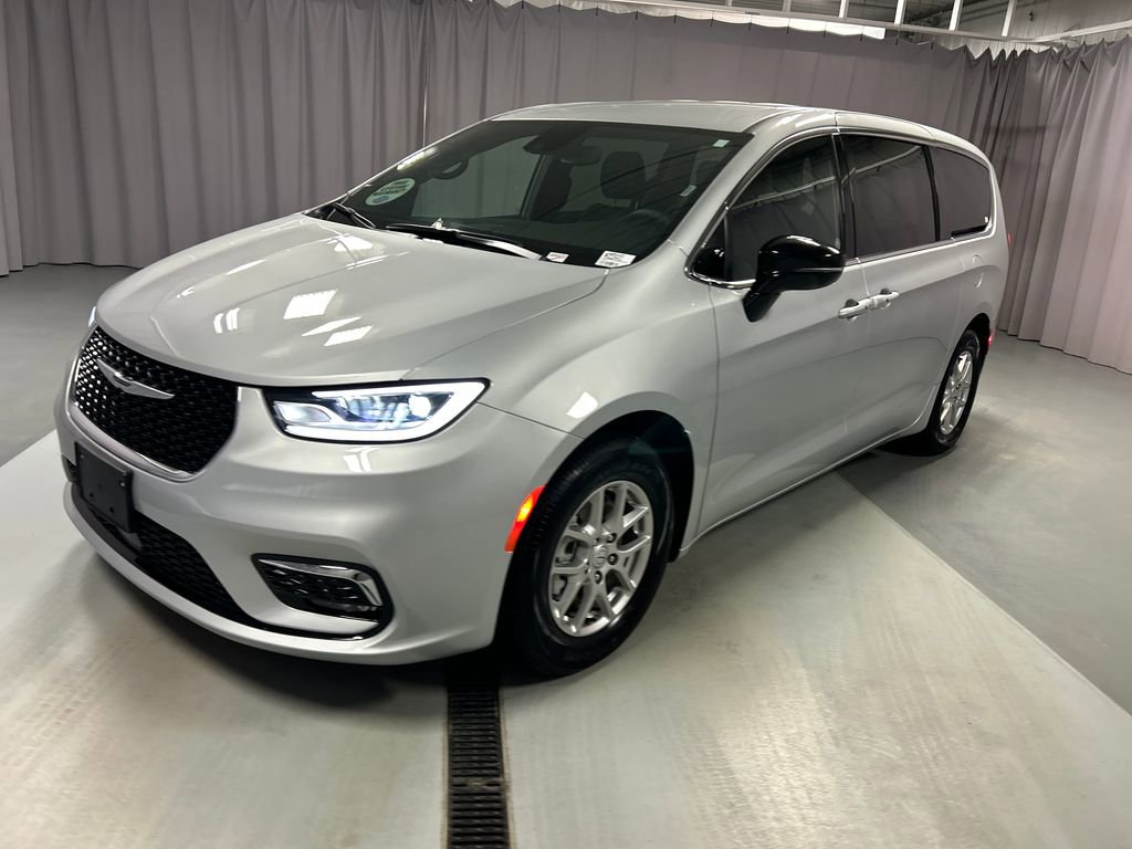 Used 2026 Chrysler Pacifica Select image 3