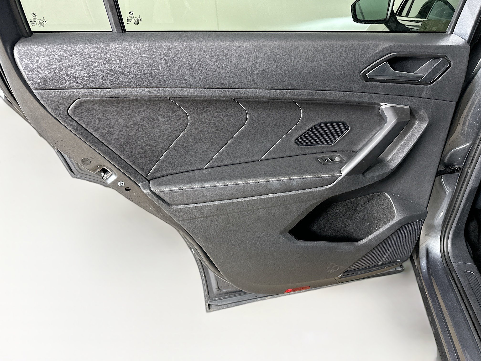 Used 2024 Volkswagen Tiguan SE FWD image 25