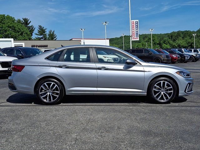 Certified 2025 Volkswagen Jetta SE FWD image 9