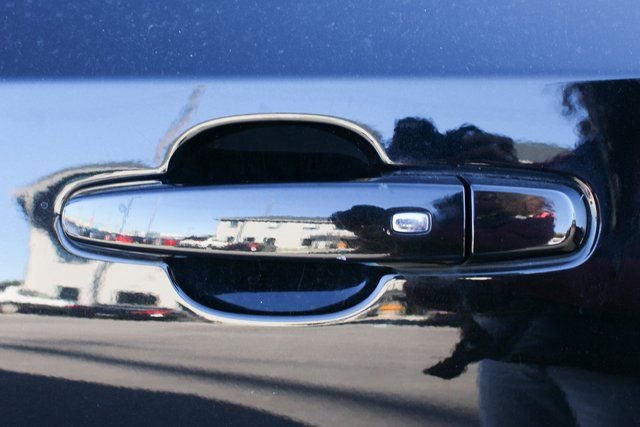 Used 2023 GMC Terrain SLE w/ Driver Convenience Package image 9