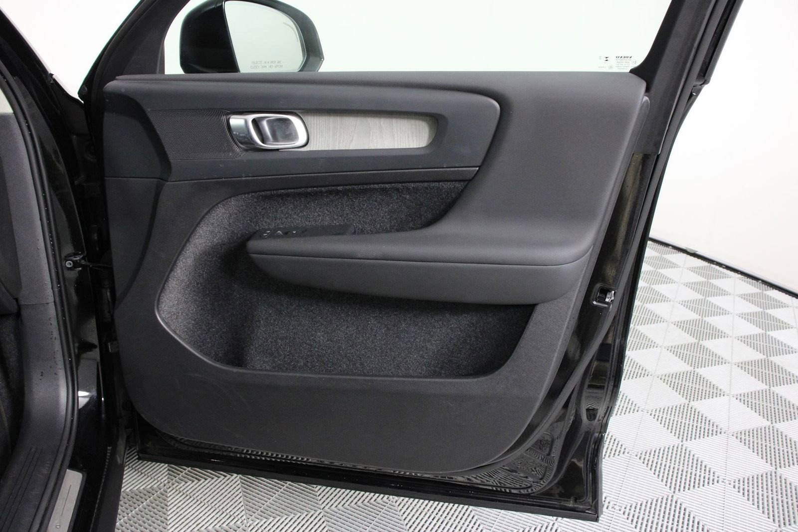 Used 2025 Volvo XC40 B5 Plus image 21