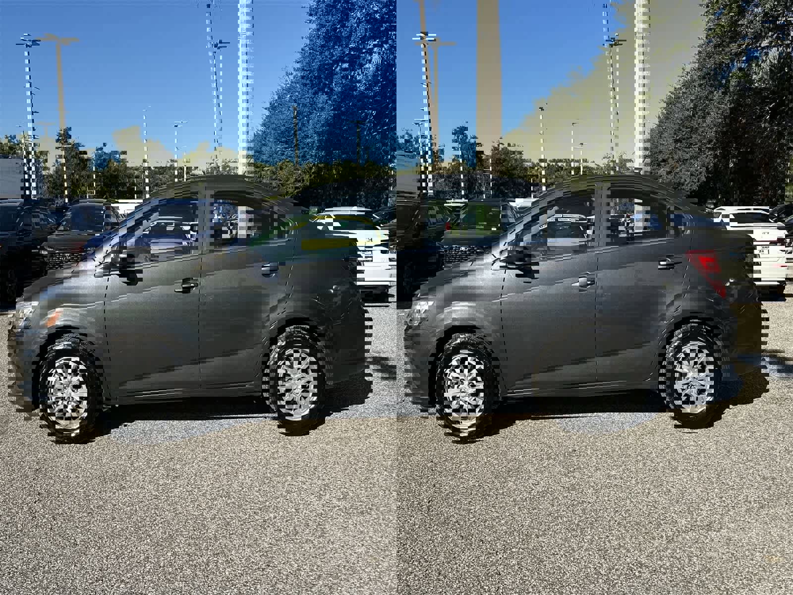 Used 2017 Chevrolet Sonic LT image 8