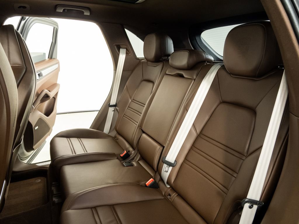 Certified 2023 Porsche Cayenne Platinum Edition image 22