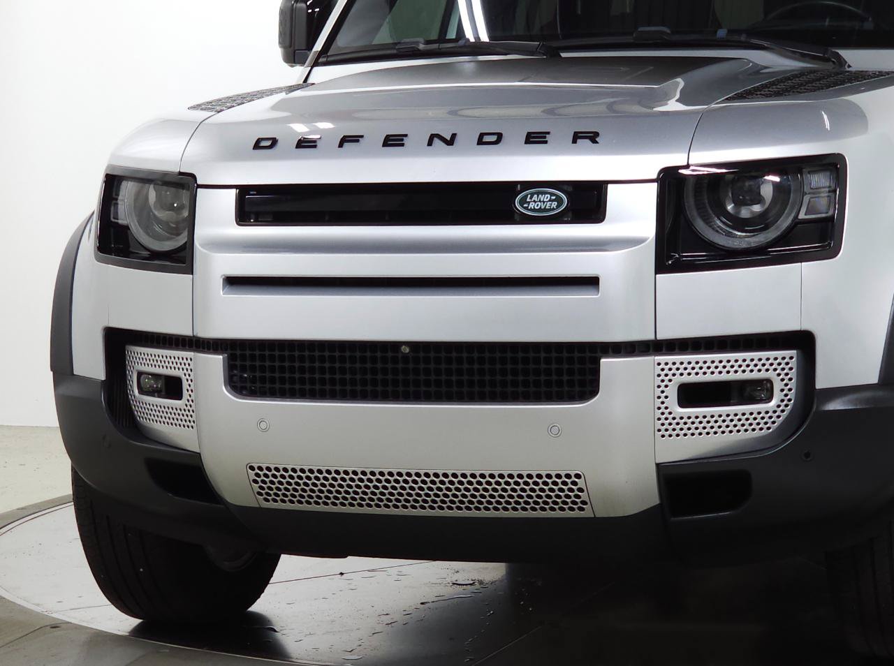 Used 2020 Land Rover Defender 110 First Edition AWD/4WD image 2