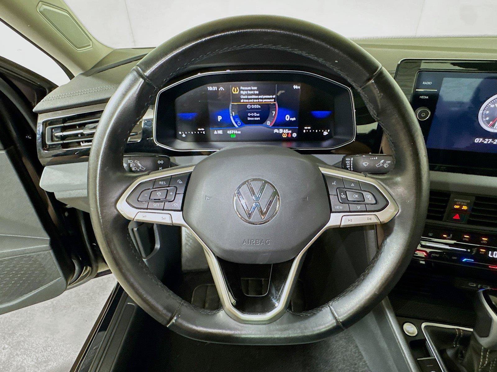 Used 2025 Volkswagen Jetta SE FWD image 9