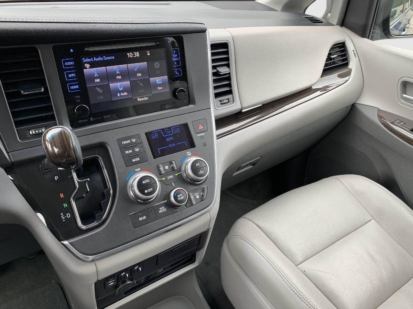Used 2017 Toyota Sienna XLE Premium FWD image 17