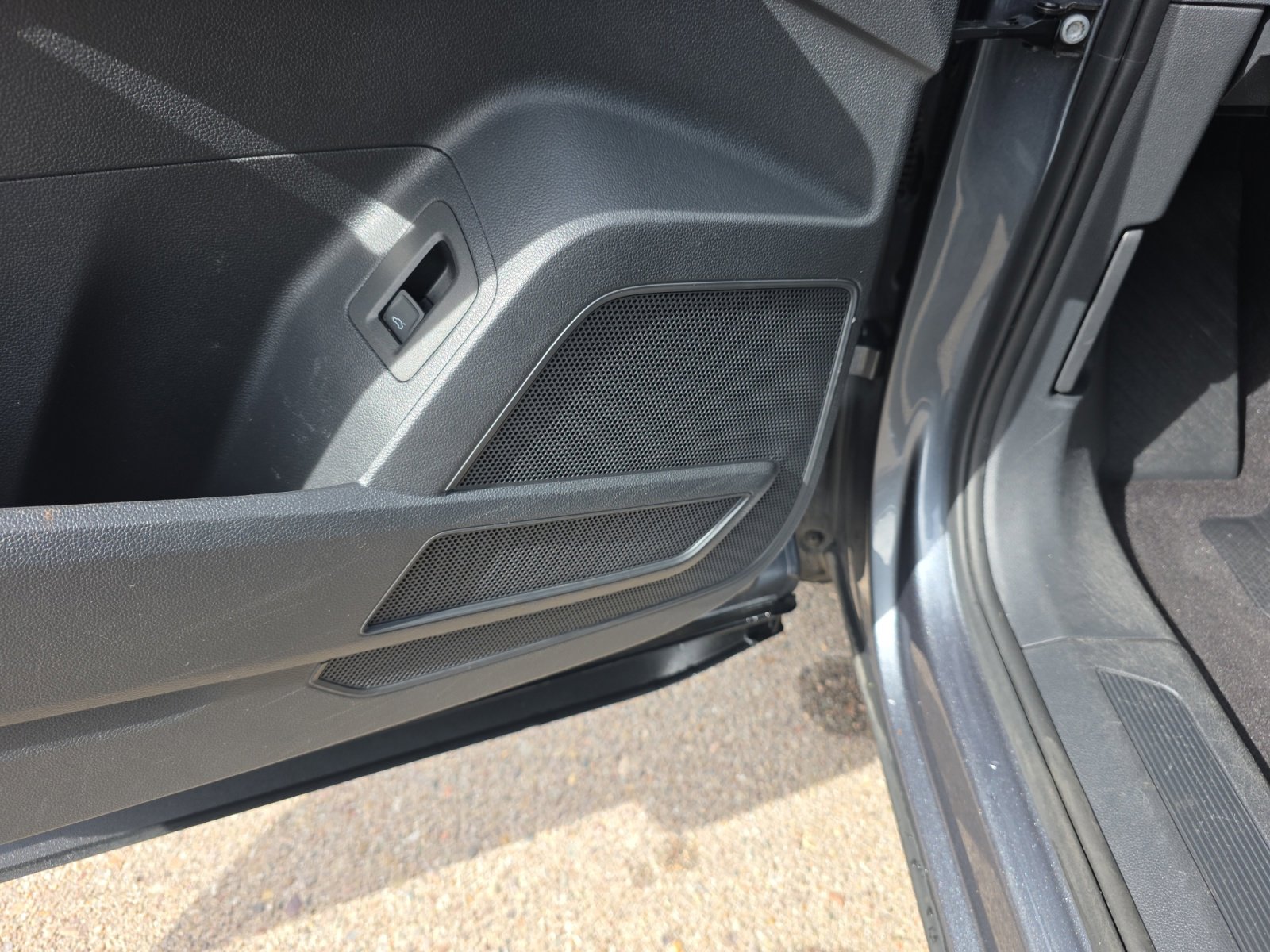 Used 2020 Volkswagen Atlas Cross Sport SE w/ Panoramic Sunroof Package image 27