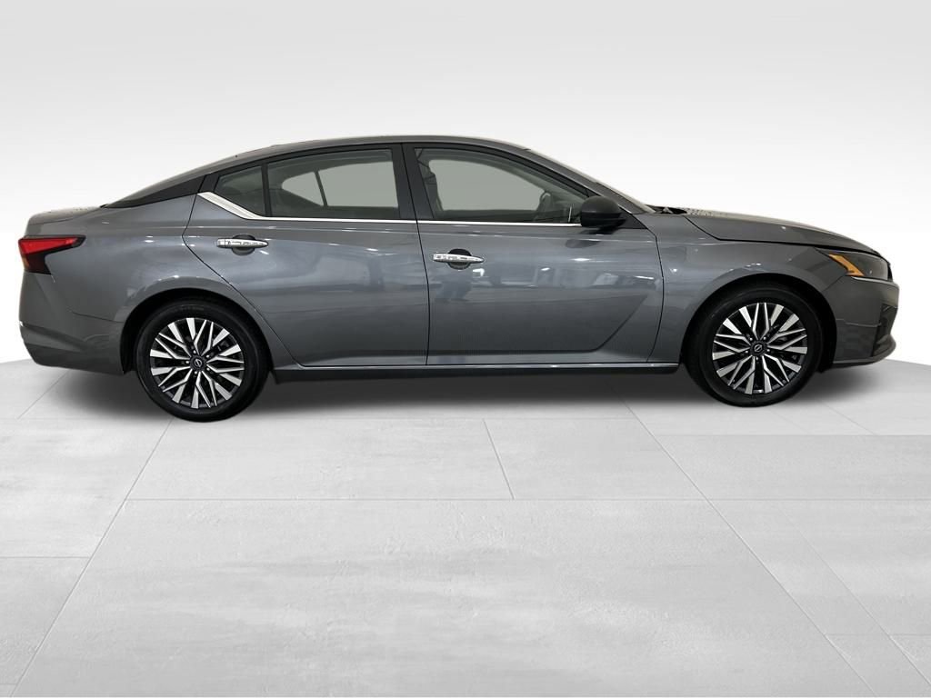 Used 2024 Nissan Altima 2.5 SV image 7