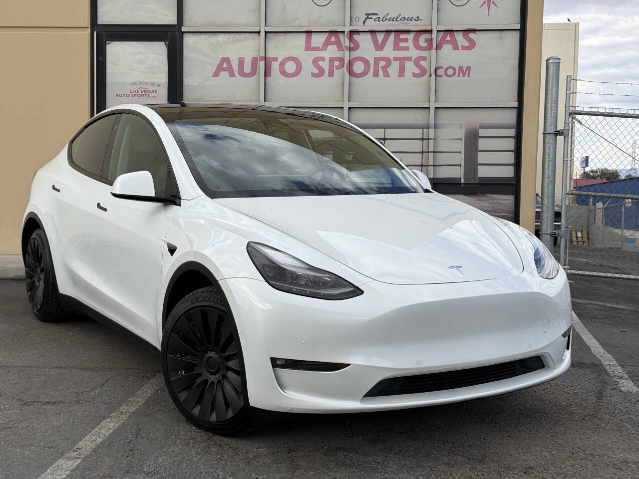 Used 2022 Tesla Model Y Long Range AWD/4WD image 2