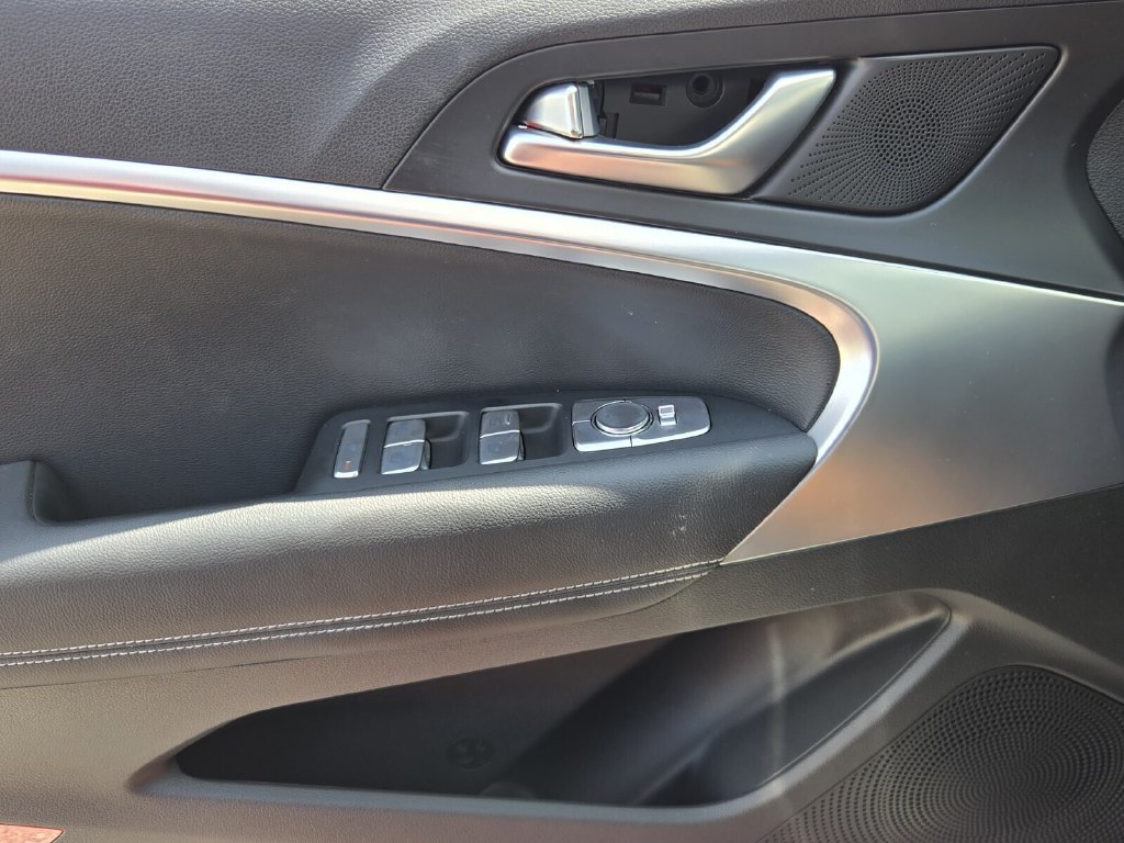 Used 2023 Genesis G70 2.0T RWD image 29
