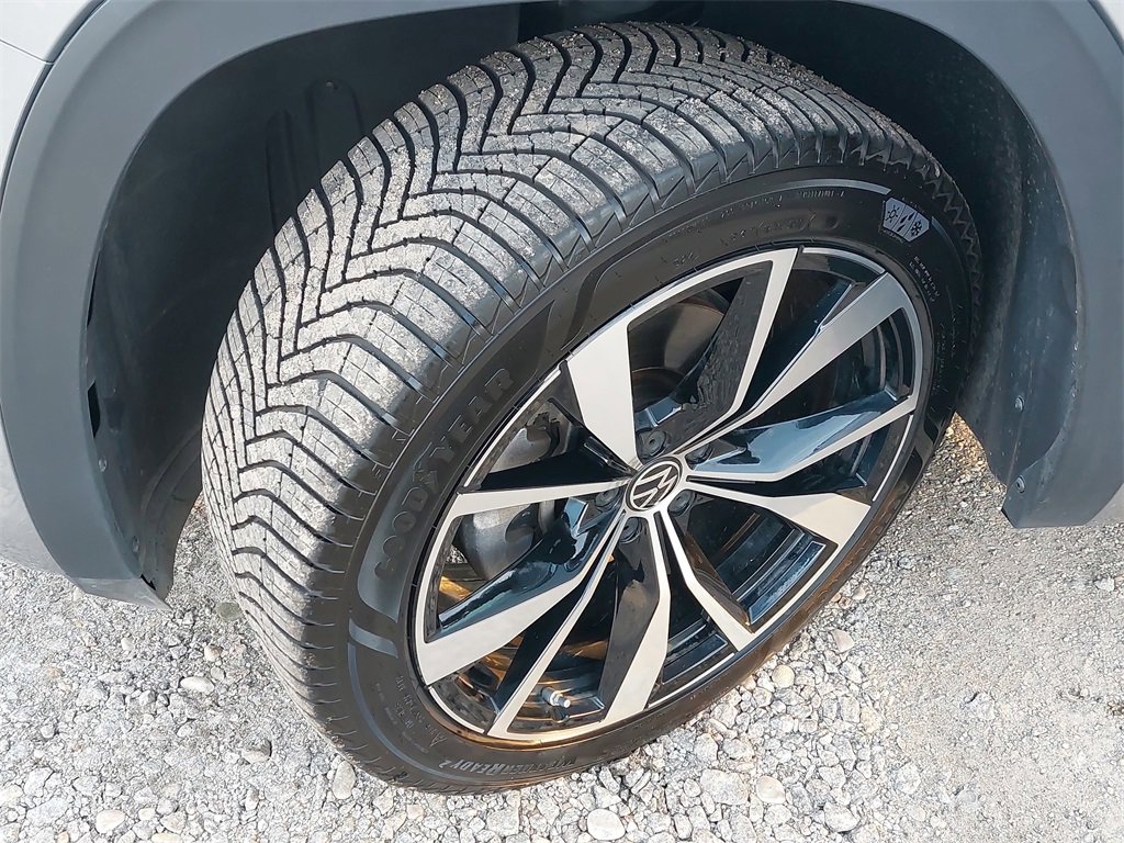 Certified 2024 Volkswagen Atlas SEL Premium R-Line image 29