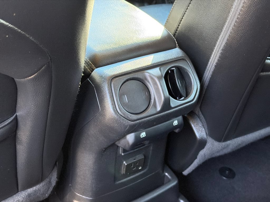 Used 2022 Jeep Wrangler Unlimited Sahara w/ Cold Weather Group AWD/4WD image 16