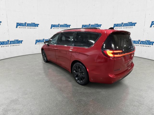 Used 2025 Chrysler Pacifica Limited image 9