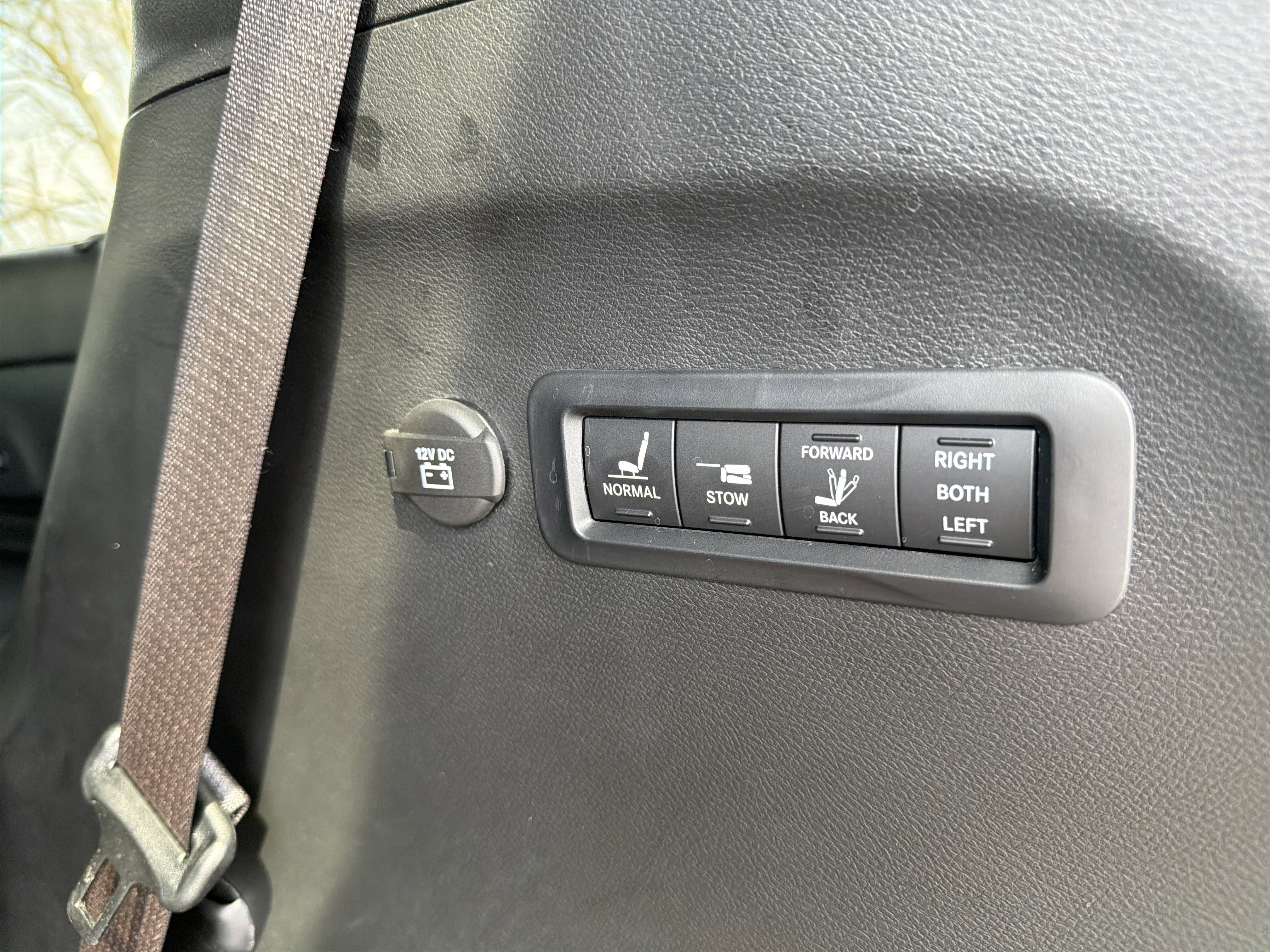 Used 2024 Chrysler Pacifica Limited w/ Uconnect Theater Family Group image 11