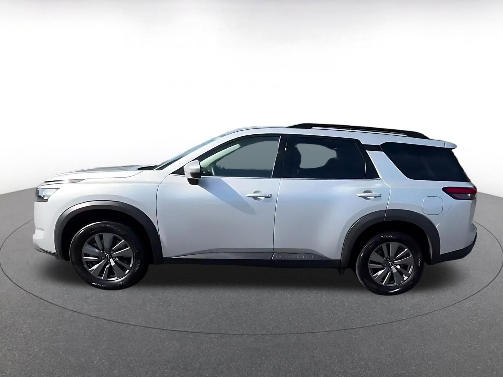 Used 2025 Nissan Pathfinder SV FWD image 8