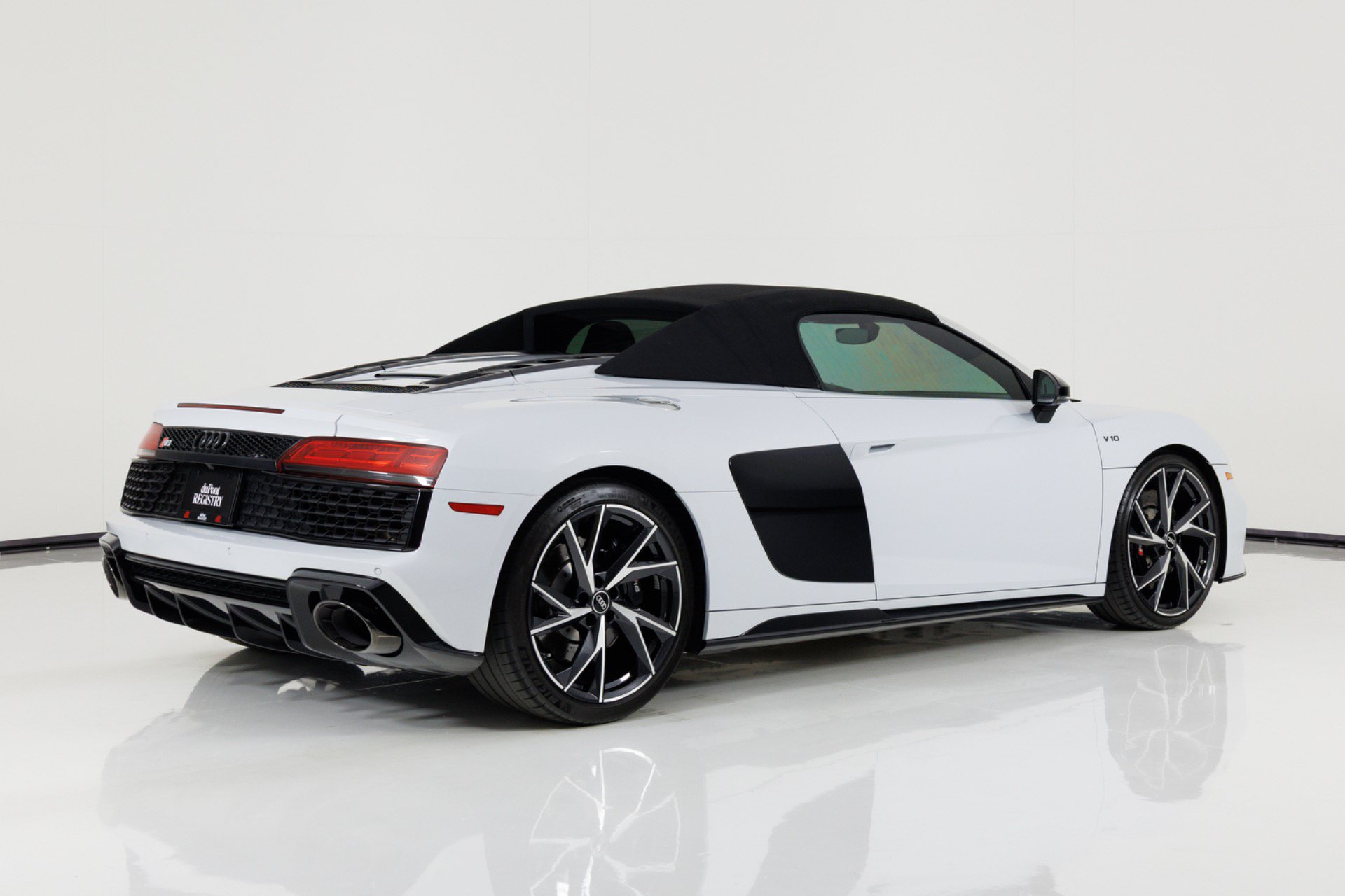 Used 2022 Audi R8 V10 w/ Premium Package RWD image 4