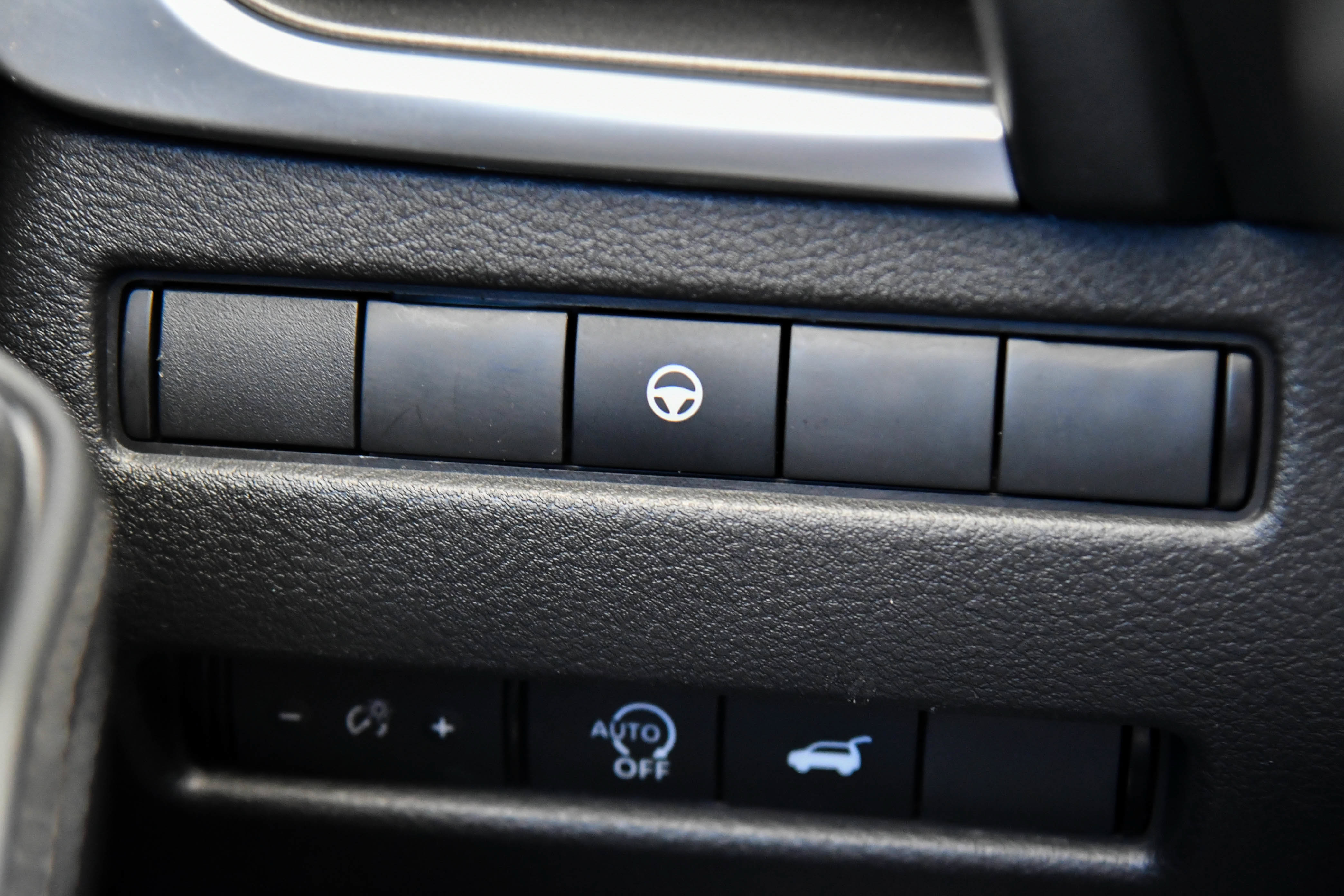 Used 2025 Nissan Rogue SV FWD image 31