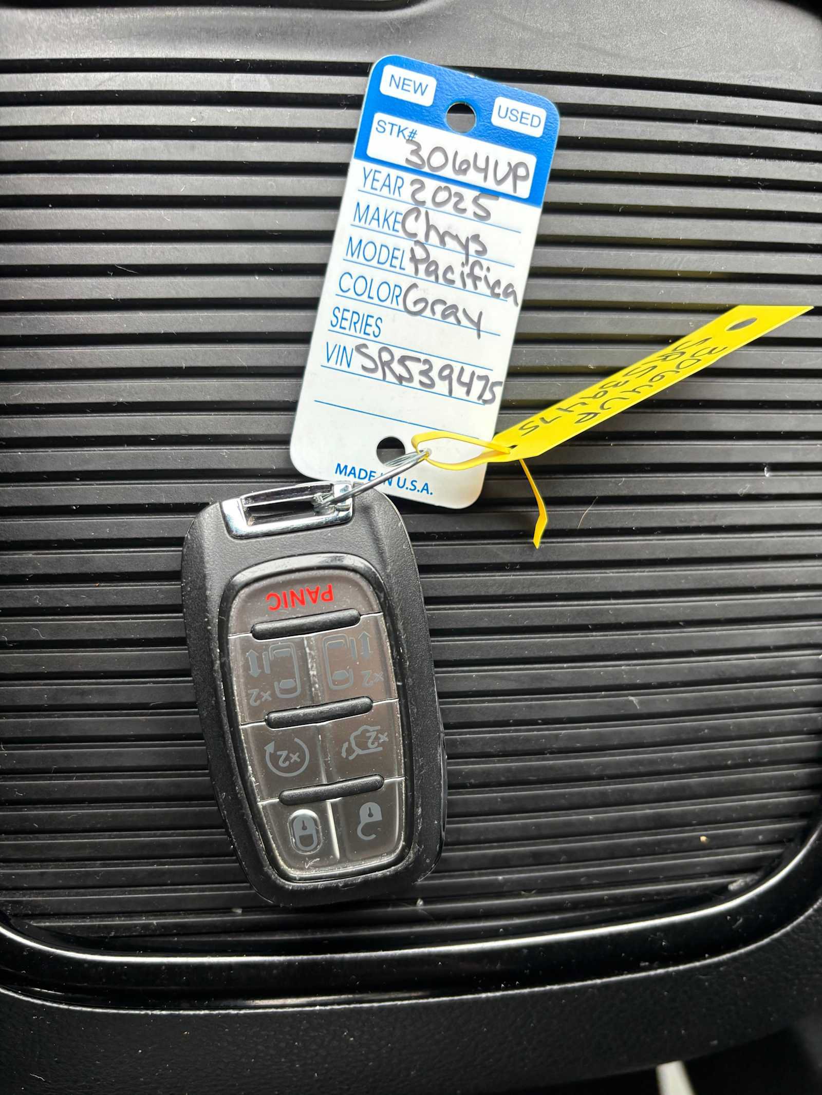 Used 2025 Chrysler Pacifica Limited FWD image 34