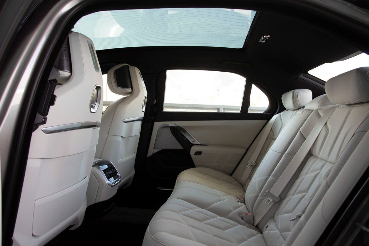 Certified 2025 BMW 760i xDrive w/ Executive Package AWD/4WD image 22
