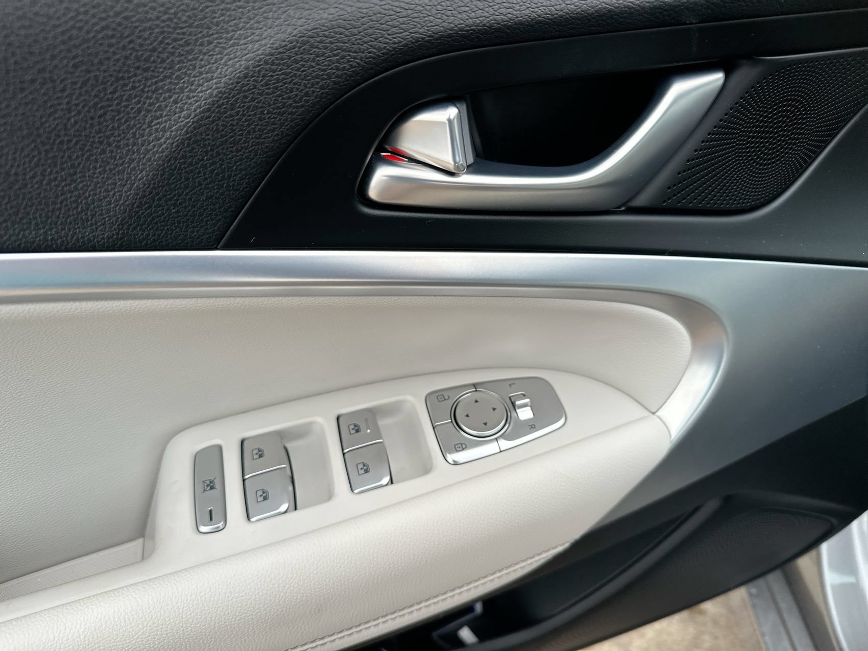 Used 2024 Genesis G70 2.5T RWD image 13