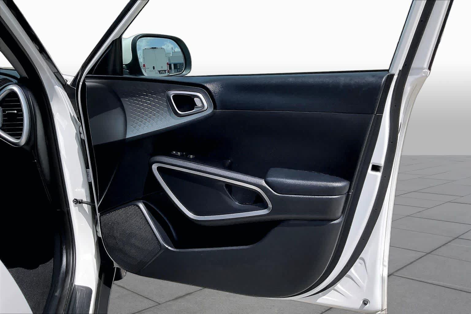 Used 2023 Kia Soul LX w/ LX Technology Package FWD image 22