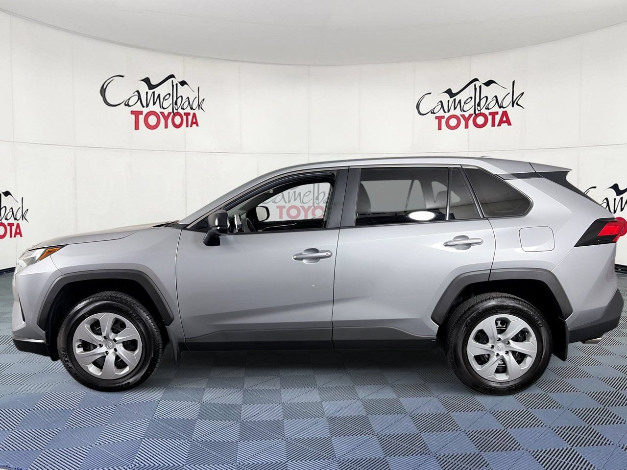 Used 2025 Toyota RAV4 LE AWD/4WD image 4