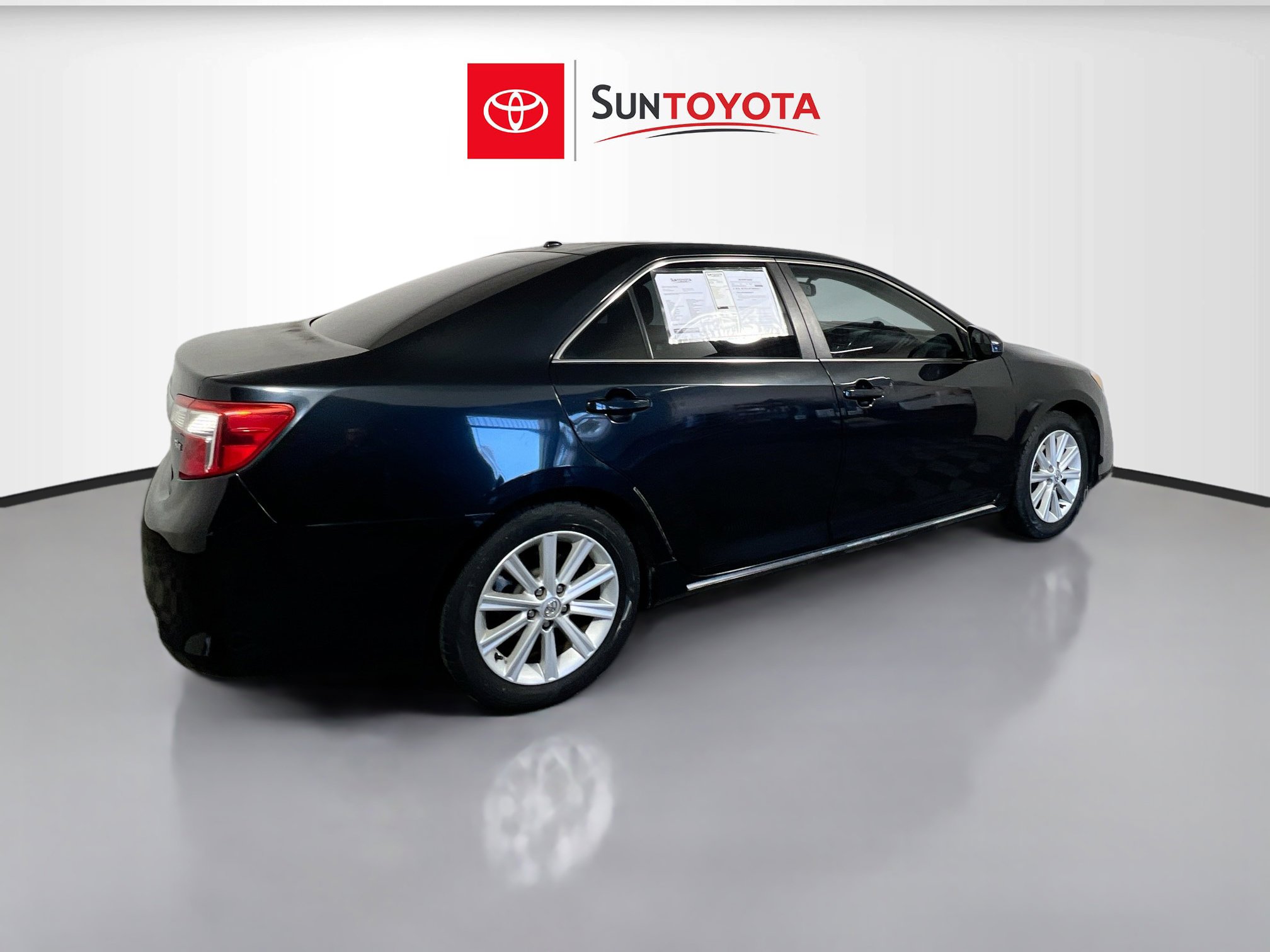 Used 2014 Toyota Camry XLE w/ Leather Package image 4