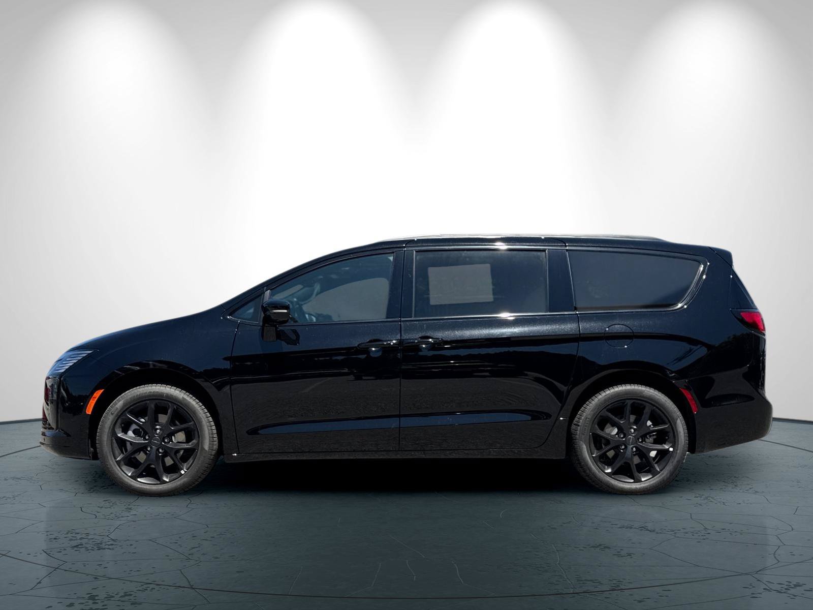 New 2027 Chrysler Pacifica Limited w/ Family Tech Group AWD/4WD image 7